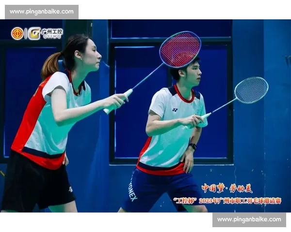 羽毛球赛场激战正酣选手们挥拍争锋争夺冠军荣耀